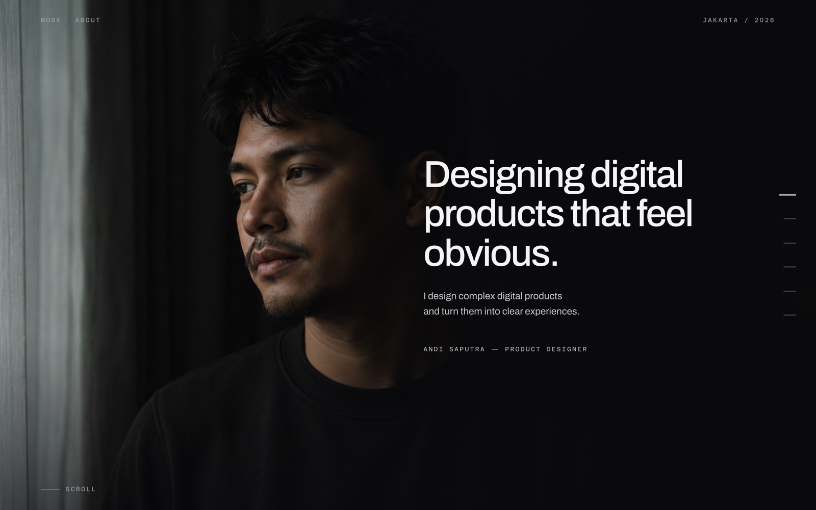 Website portfolio dengan foto besar dan judul di sebelah kanan.