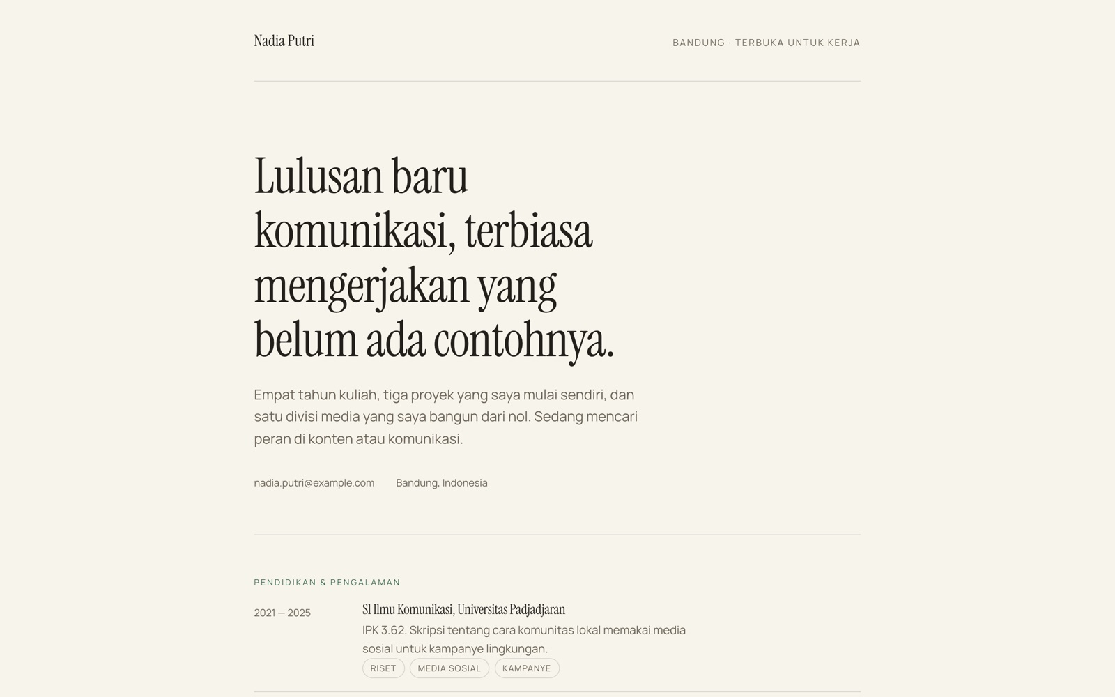 Website portfolio bernuansa kertas hangat dengan garis waktu pendidikan dan proyek.